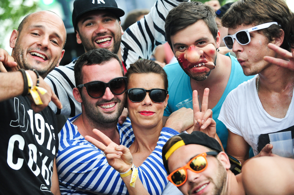 Auch Gummistiefel, Schirme und Regencapes passen zum Ambiente eines Elektro-Festivals: Impressionen von der sonntglichen Sea-You-Stimmung am Tunisee.