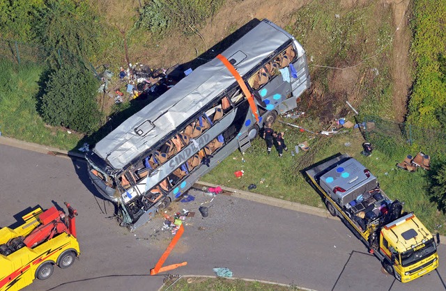 Die Unfallstelle des schweren Busungl...mstag an der A4 bei Dresden-Neustadt.   | Foto: dpa