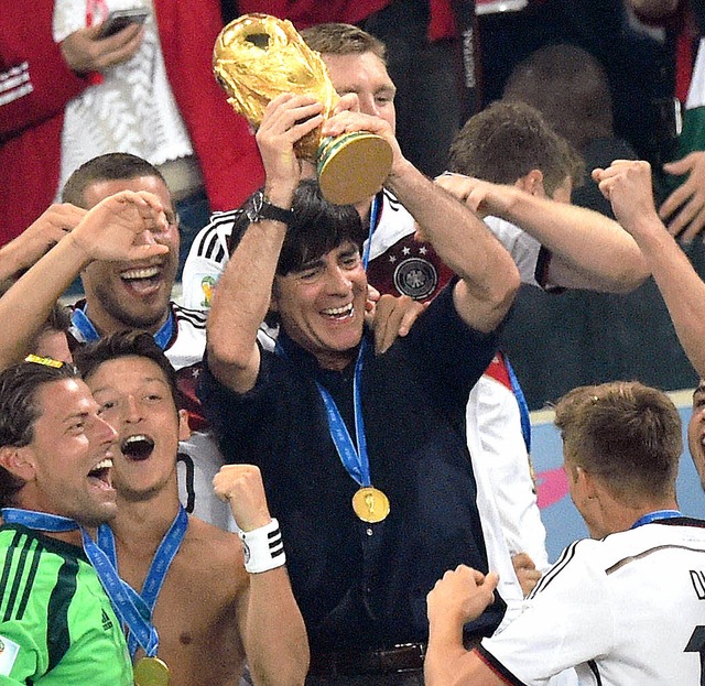 Joachim Lw mit dem WM-Pokal &#8211; d... der 54-Jhrige Bundestrainer bleibt.   | Foto: dpa