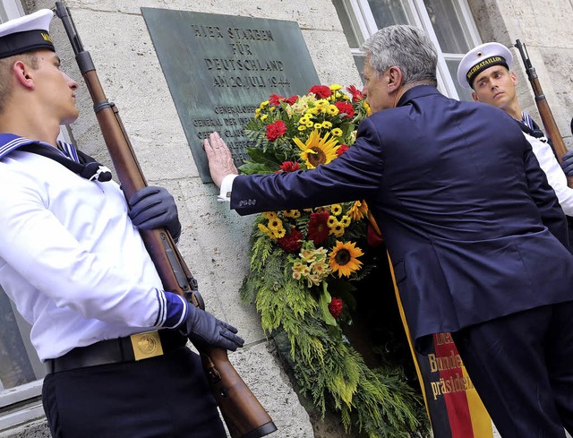 Bundesprsident Joachim Gauck legt am ...ngerichtet wurde, einen Kranz nieder.   | Foto: dpa