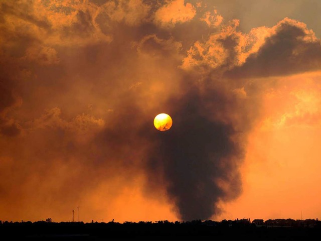 Kein idyllischer Sonnenuntergang ber ...len zeugen vom militrischen Konflikt.  | Foto: AFP