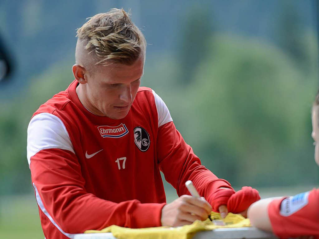 Die Spieler des SC Freiburg bereiten sich mit dem Trainerteam in Schruns auf die kommende Saison vor.