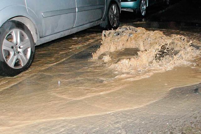 Starkregen im Kreis Lrrach: Feuerwehr kmpft gegen Wassermassen