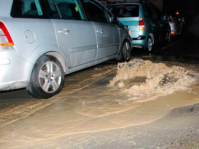 Wenn die Gullis das viele Wasser nicht...ach riefen die Feuerwehr auf dem Plan.  | Foto: Ralf Staub