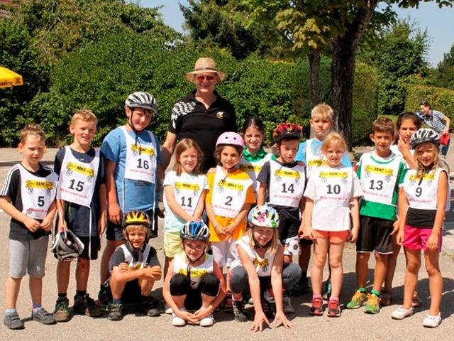 Die teilnehmenden Kinder mit Gerhard W... ersten Vorsitzenden des AMC Bonndorf.  | Foto: privat