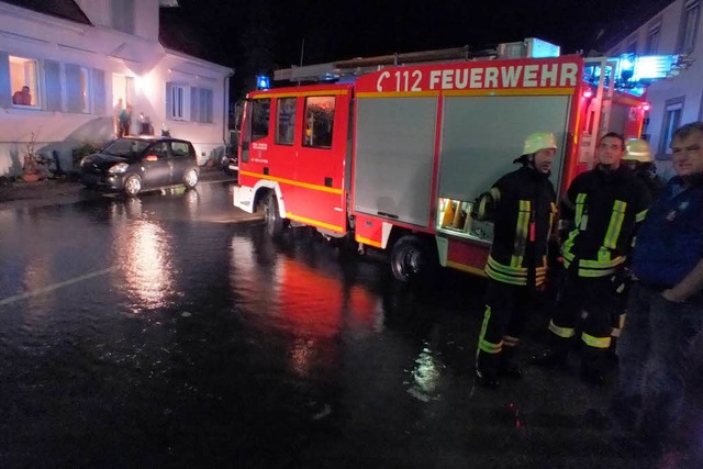 Die Feuerwehr in der berfluteten Hauptstrae  | Foto: Rudi Rest