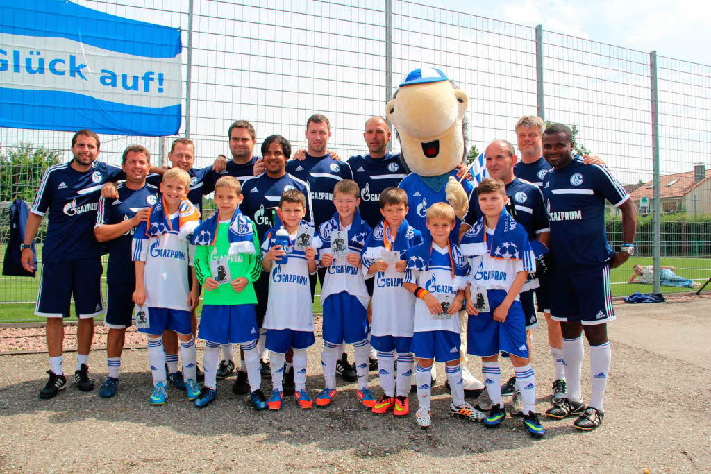 Die Sieger der Wettbewerbe mit dem Trainerteam vom FC Schalke.