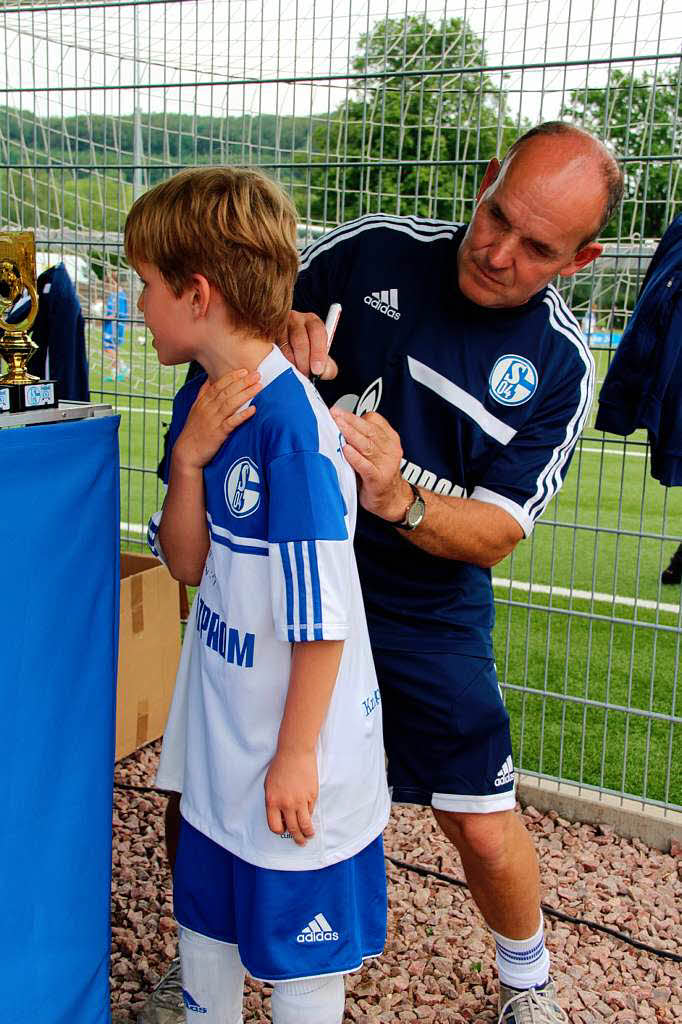 Axel Schmidt vom Trainerteam des FC Schalke beim Autogrammeschreiben.