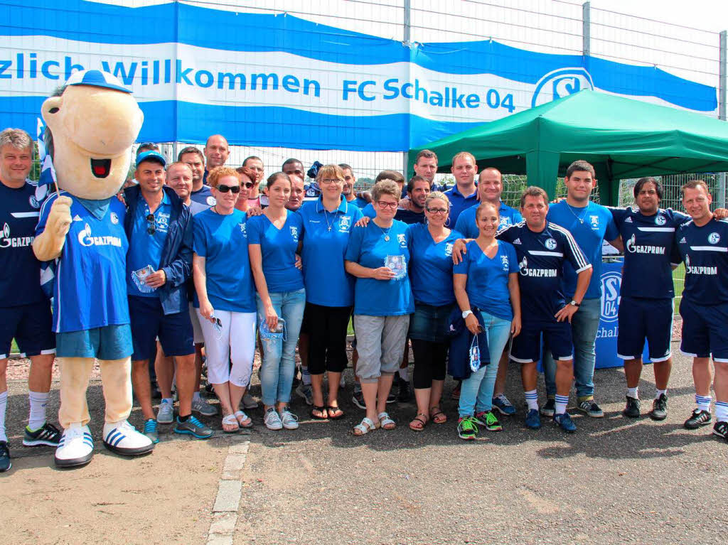 Das Helferteam des SV Schopfheim, das Trainerteam vom FC Schalke und Erwin, das Maskottchen.