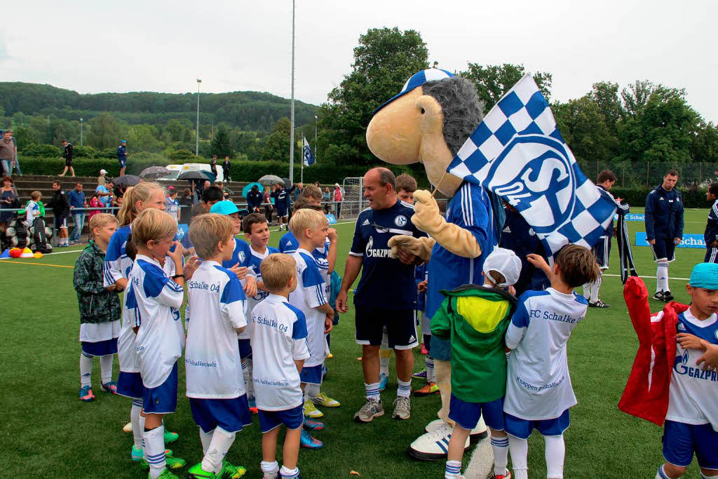 Umringt von Fans: Erwin, das Maskottchen des FC Schalke, mit Trainer Axel Schmidt.