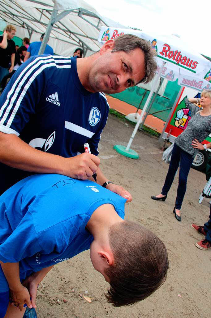 Autogramme der Trainer vom FC Schalke waren begehrt wie die von Superstars - hier Maurizio Mastroieni.