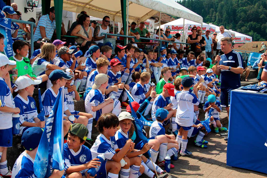 Marco Fladrich mit den 95 Kindern und Jugendlichen des Camps.