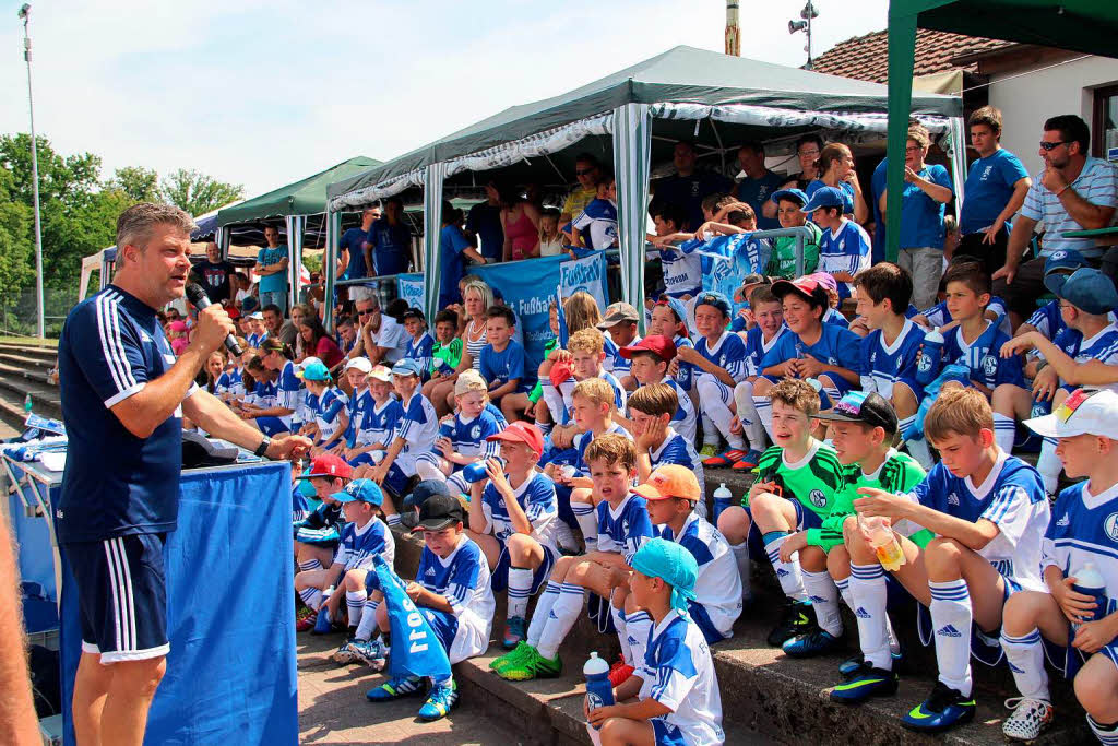 Marco Fladrich mit den 95 Kindern und Jugendlichen des Camps.