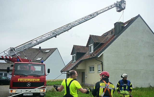 Mit Hilfe der Drehleiter der Feuerwehr...in das der Blitz eingeschlagen hatte.   | Foto: Feuerwehr Rheinhausen