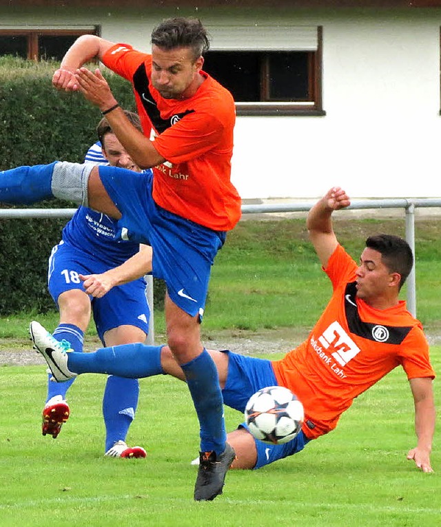 Benjamin Ziegler (vorne) und der LFV s...SV Waldkirch, verlieren aber mit 1:3.   | Foto:  Bernd Fissler