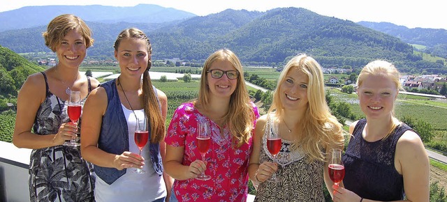 Die Weinhoheiten Josefine Schlumberger...ehnter und Vanessa Wolff (von links).   | Foto: C. Ringwald