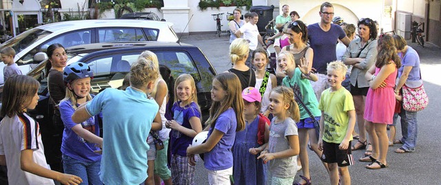 Viele Binzener Kinder wollten sicherge...ig in die schlange der Wartenden ein.   | Foto: Gemeinde Binzen