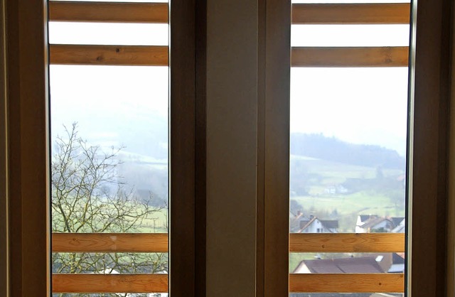 Ausblick aus dem Heuweiler  Gemeindehaus mit  Kreuz?   | Foto: F. KiefeR