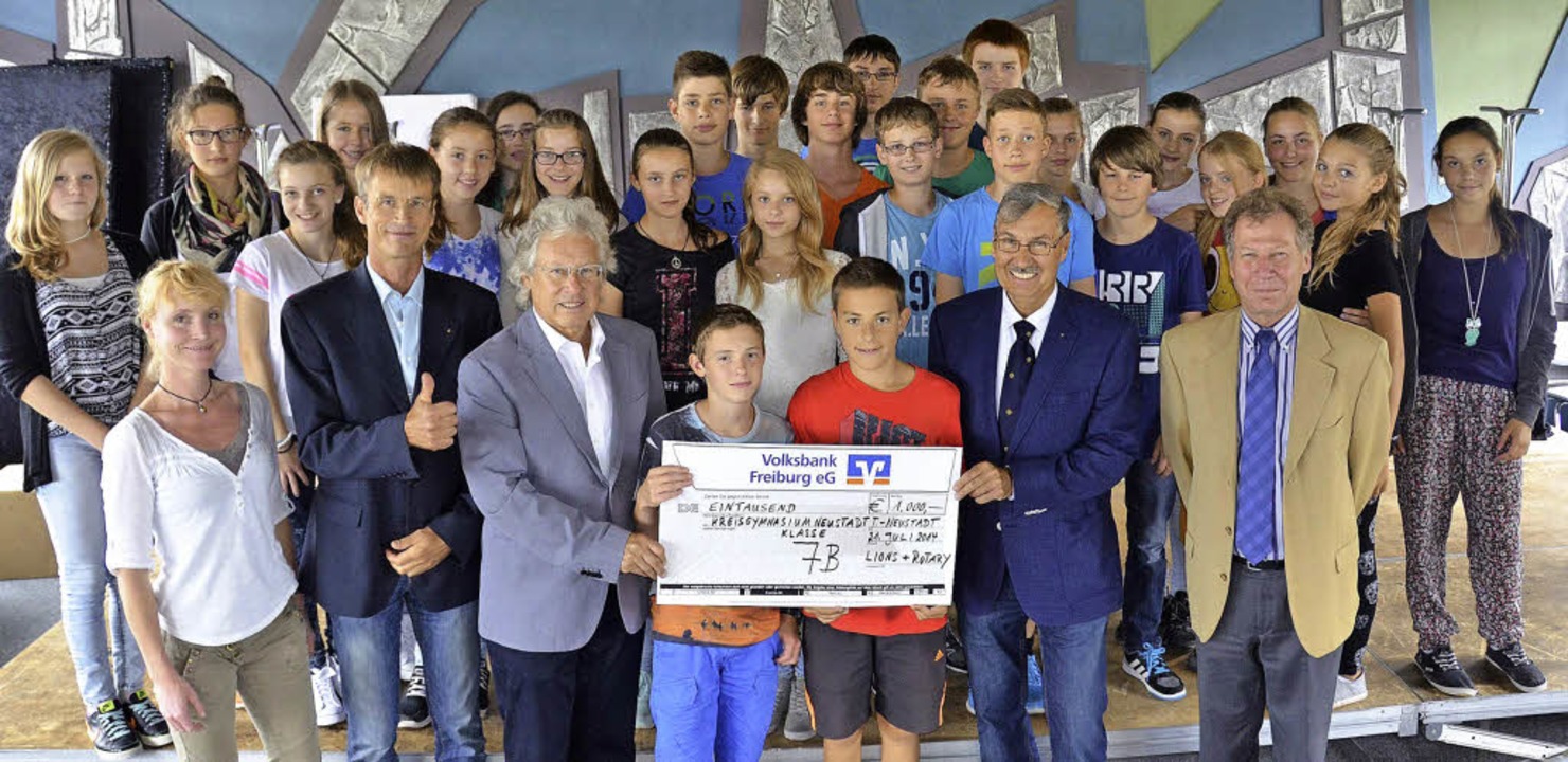 Die Gewinnerklasse 7b mit ihrer Lehrer...inks) freuen sich ber das Preisgeld.   | Foto: Sebastian Wolfrum