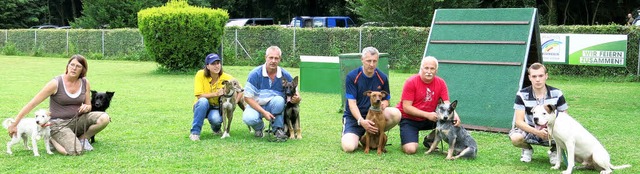 Die Sieger der Hunderennen (von links)...cap); Patrick McManus mit King (Maxi).  | Foto: Yvonne Siemann