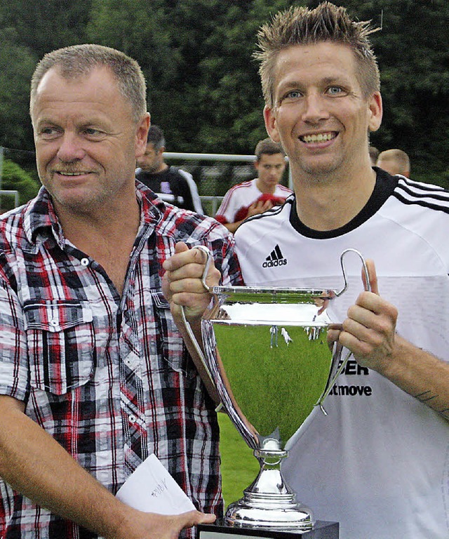 SV-08-interne Pokalbergabe: der Verei...   mit Kapitn  Christoph Mathis (r.)   | Foto: Jrn Kerckhoff