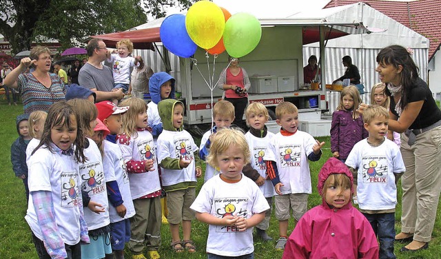 Bunte Ballons lieen die &#8222;Spatzennest&#8220;-Kids  steigen.   | Foto: Tanja Oldenburg