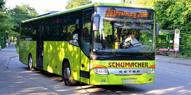 Auf dem Weg zum Freiburger Hauptbahnho...r Haltestelle Kauftreff in Denzlingen   | Foto: Max Schuler