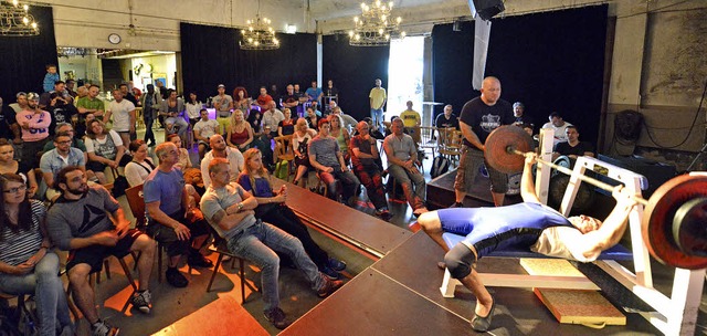 Ein Athlet stemmt 110 Kilogramm, die Z...n der Wodanhalle  gucken gespannt zu.   | Foto: michael Bamberger