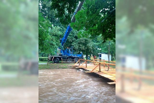 Behelfsbrücke muss wegen Hochwasser abmontiert werden