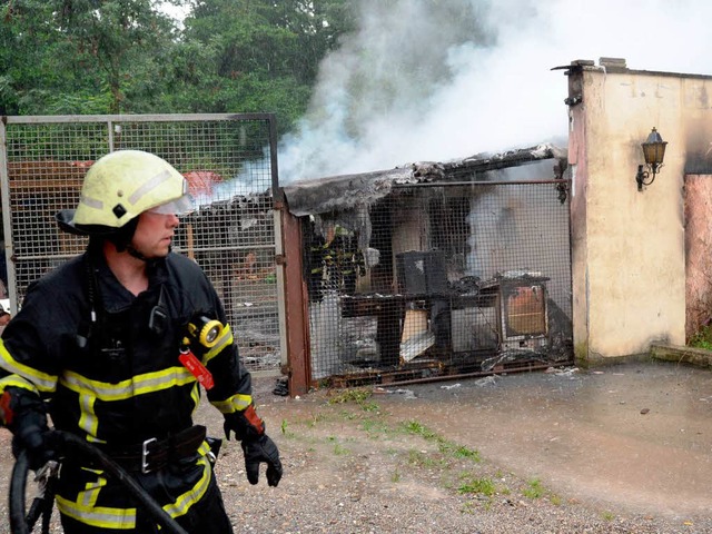 Die Lagerhalle stand in Flammen.  | Foto: Patrick Seeger