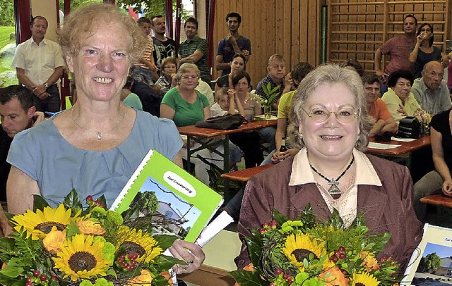 Rita van Look (r.) und Sonja Miemer wurden  in den Ruhestand verabschiedet.  | Foto: Lauffer
