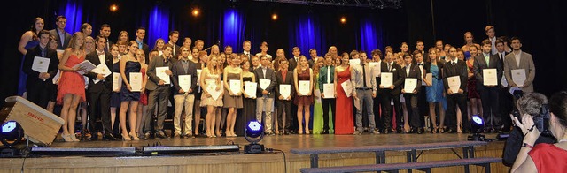 Ein Gruppenbild zur Erinnerung an die ...-Gymnasium: der Abitursjahrgang 2014.   | Foto: ZVG