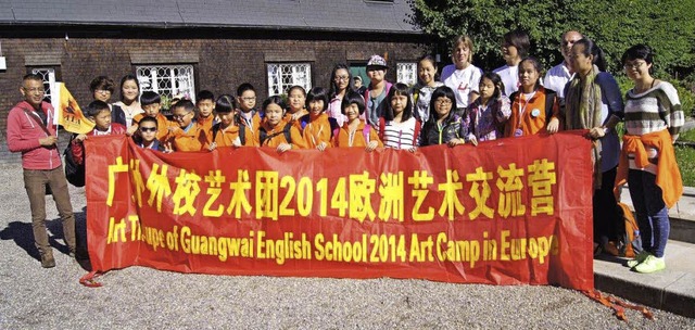 Die chinesische Schlergruppe hatte ihr eigenes Plakat mit dabei.  | Foto: Privat