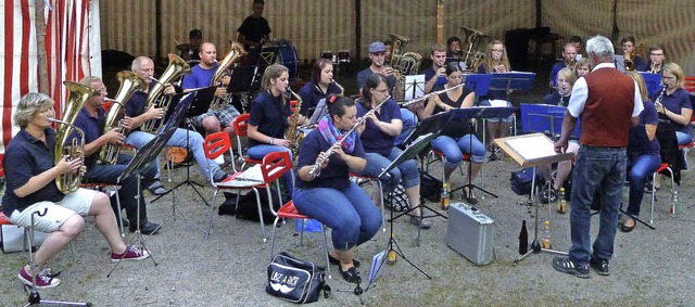 Fr gute Stimmung beim Waldfest in Ebnet sorgte der Musikverein Dillendorf.   | Foto: Schanz