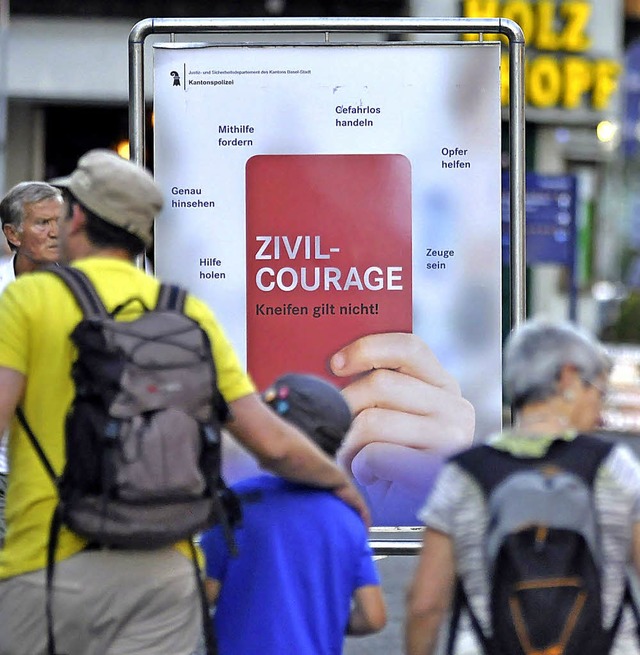 Mit Plakaten macht die Kantonspolizei ...ion fr mehr Zivilcourage aufmerksam.   | Foto: Daniel Gramespacher