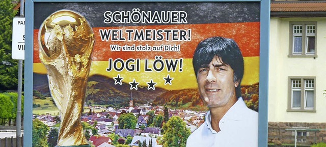Gro zeigt die Stadt Schnau am Ortsei...ren Stolz auf den Weltmeistertrainer.   | Foto: Dirk Sattelberger