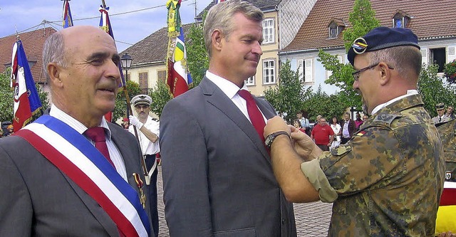 Oberstleutnant Niklas Bischoff ehrte d... der Bundeswehr in Gold (von rechts).   | Foto: Privat