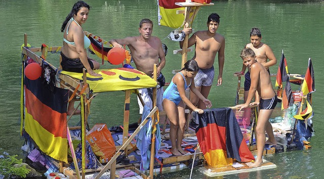 Auch ein Fantasieboot nahm an der Schlauchbootrallye teil.   | Foto: Voigt