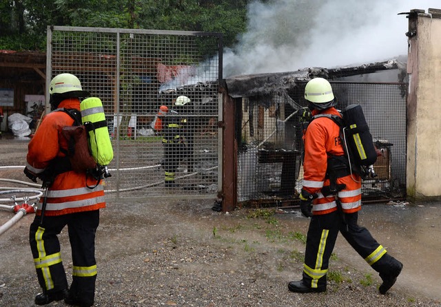 Nach einer halben Stunde hatte die Feu... in einer Werkstatt in Lehen gelscht.  | Foto: Patrick Seeger