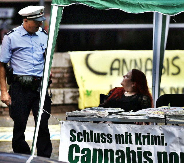 Legalisierungs-Aktivisten vor dem Klner Verwaltungsgericht   | Foto: dpa