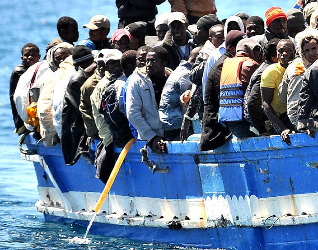 Auf berfllten Booten kommen Flchtlinge ber das Mittelmeer.   | Foto: dpa