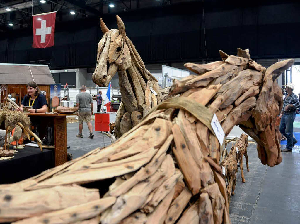 Auch teure Pferdekunst aus Holz wird auf der Messe angeboten...