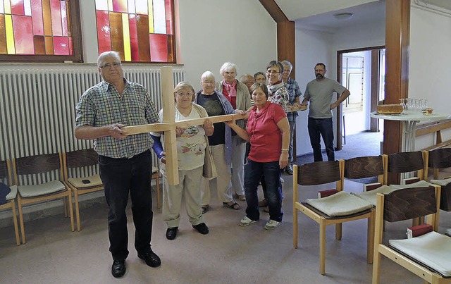 <Text>Da musste der Knstler nicht lan... neue Holzkreuz in die Kirche. </Text>  | Foto: Kurt Meier