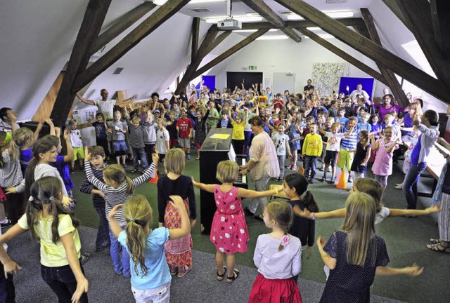 Die Chorkinder (vorn) bringen die Musi...r &#8222;Singenden Grundschule&#8220;.  | Foto: Thomas KUnz