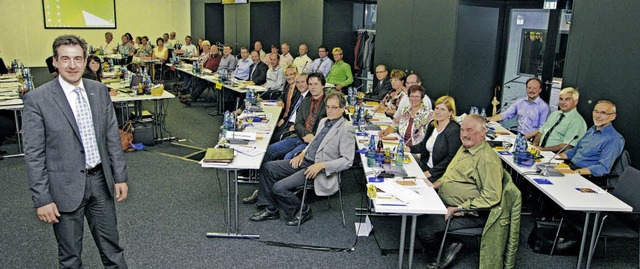 Neuer Gemeinderat, neue Sitzordnung. B...g der Stuhlreihen in den Donauhallen.   | Foto: Gnter Vollmer