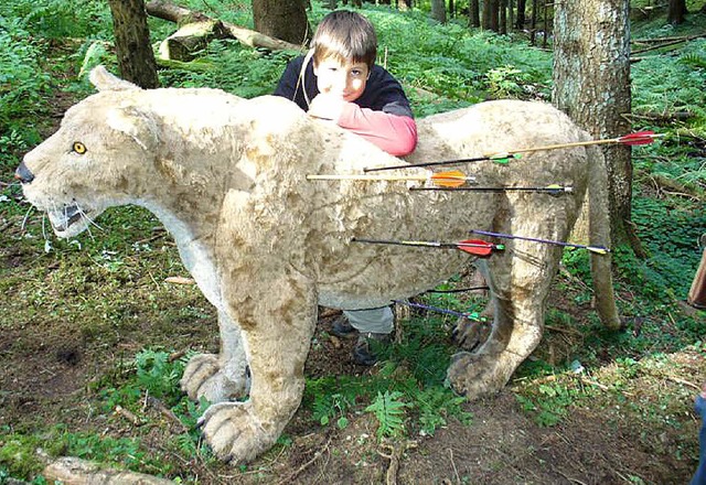 Getroffen! Zufrieden prsentiert dieser Jungschtze das Ergebnis seiner Gruppe.   | Foto: Privat