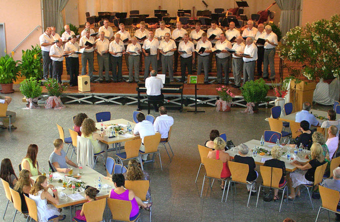 Die Snger und ein aufmerksames Publikum   | Foto: Adrian Hofmann