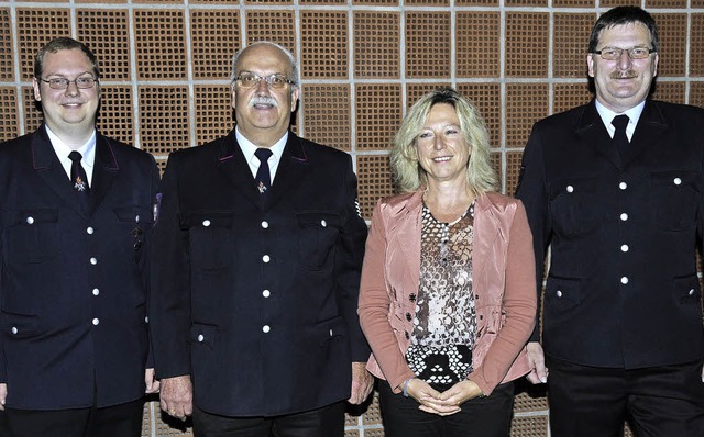 Die neue Fhrungsebene der  Feuerwehr ...links) und Gerhard Pfeiffer (rechts).   | Foto: Noeske