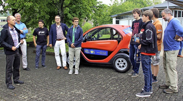 Reinhard Kastner (links)  und Schullei...rsentieren den neuen Elektroflitzer.   | Foto: Erika Sieberts