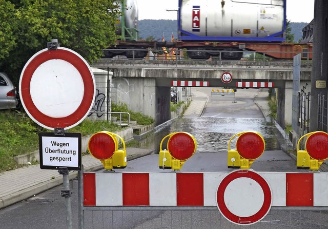 Wegen berflutung gesperrt wurde die U...der Bahndammentwsserung zu tun habe.   | Foto: Hans-Peter Ziesmer